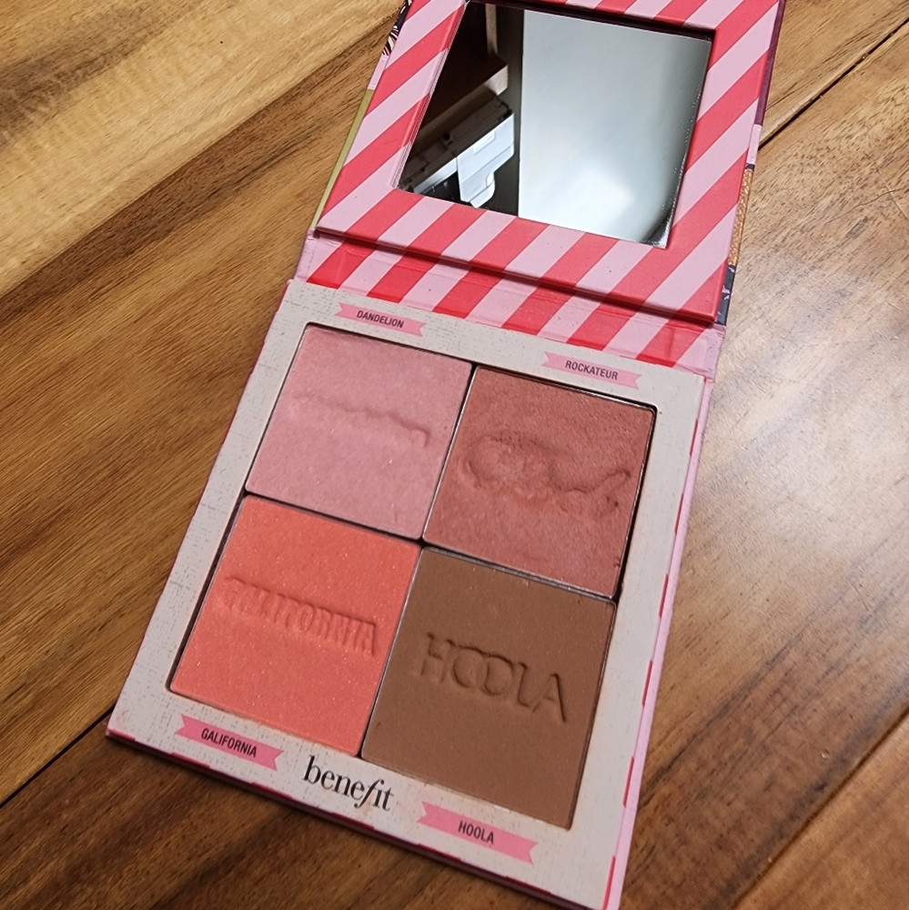 Benefit World O Blushes palette